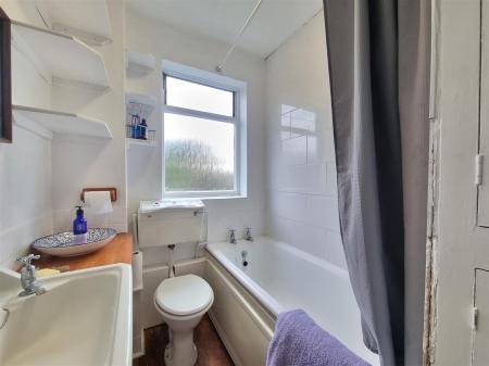 2 bedroom Terraced House for sale in Avenue Road Extension, Clarendon Park, Leicester