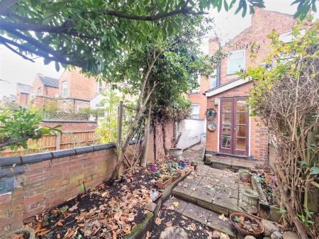 2 bedroom Terraced House for sale in Avenue Road Extension, Clarendon Park, Leicester