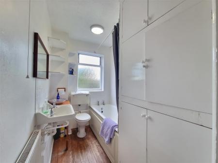 2 bedroom Terraced House for sale in Avenue Road Extension, Clarendon Park, Leicester