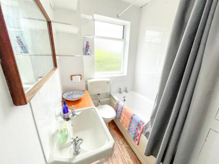 2 bedroom Terraced House for sale in Avenue Road Extension, Clarendon Park, Leicester