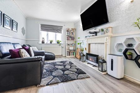 3 bedroom End of terrace house for sale in Knightsbridge Road, Glen Parva, Leicester