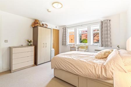 2 bedroom Apartment for sale in The Laurels, Knighton Park Road, Stoneygate