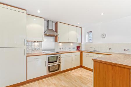 2 bedroom Apartment for sale in The Laurels, Knighton Park Road, Stoneygate