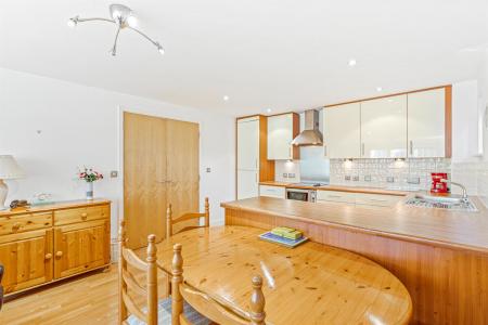 2 bedroom Apartment for sale in The Laurels, Knighton Park Road, Stoneygate