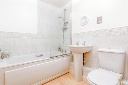 2 bedroom Apartment for sale in The Laurels, Knighton Park Road, Stoneygate