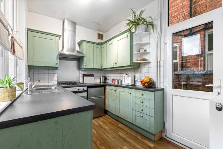 2 bedroom End of terrace house for sale in West Avenue, Clarendon Park