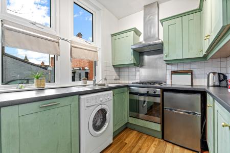 2 bedroom End of terrace house for sale in West Avenue, Clarendon Park
