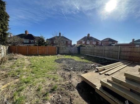 4 bedroom Semi-detached house for sale in Cleveleys Avenue, Leicester
