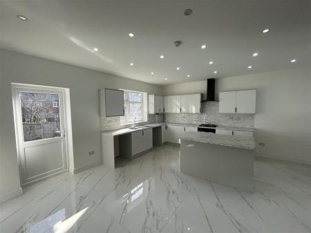 4 bedroom Semi-detached house for sale in Cleveleys Avenue, Leicester