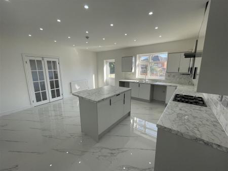4 bedroom Semi-detached house for sale in Cleveleys Avenue, Leicester