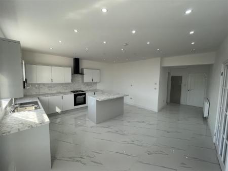 4 bedroom Semi-detached house for sale in Cleveleys Avenue, Leicester