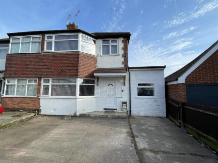 4 bedroom Semi-detached house for sale in Cleveleys Avenue, Leicester