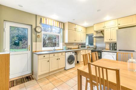 4 bedroom Semi-detached house for sale in Uplands Road, Oadby, Leicester