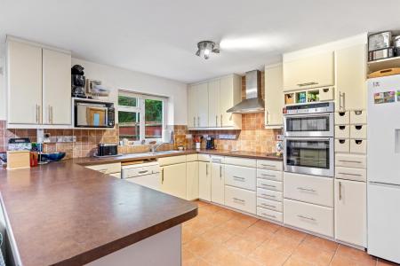 5 bedroom Semi-detached house for sale in Carisbrooke Road, South Knighton, Leicester
