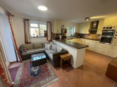 5 bedroom Semi-detached house for sale in Carisbrooke Road, South Knighton, Leicester