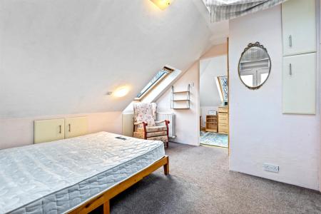 5 bedroom Semi-detached house for sale in Carisbrooke Road, South Knighton, Leicester