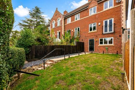 5 bedroom End of terrace house for sale in Elm Tree Court, Leicester