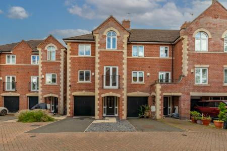 5 bedroom End of terrace house for sale in Elm Tree Court, Leicester