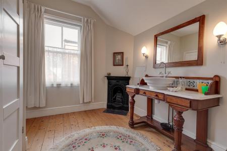 4 bedroom Detached house for sale in St. James Road, Leicester