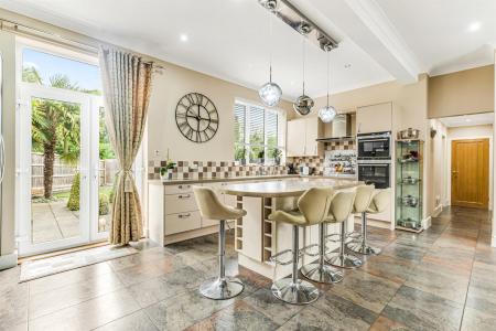 5 bedroom Detached house for sale in Park Hill Drive, Aylestone, Leicester