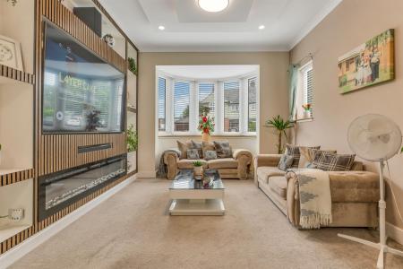 5 bedroom Detached house for sale in Park Hill Drive, Aylestone, Leicester