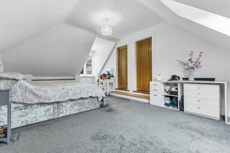 5 bedroom Detached house for sale in Park Hill Drive, Aylestone, Leicester