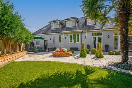 5 bedroom Detached house for sale in Park Hill Drive, Aylestone, Leicester