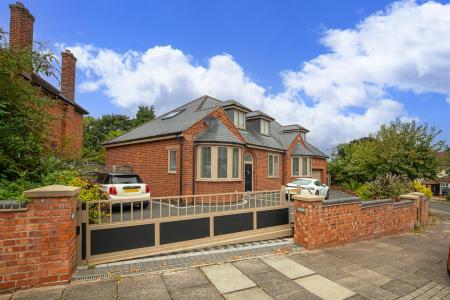 5 bedroom Detached house for sale in Park Hill Drive, Aylestone, Leicester