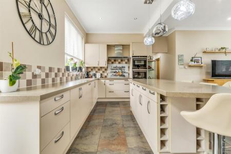 5 bedroom Detached house for sale in Park Hill Drive, Aylestone, Leicester