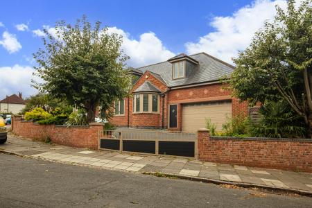 5 bedroom Detached house for sale in Park Hill Drive, Aylestone, Leicester