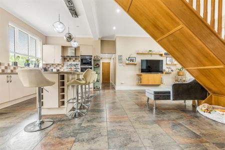 5 bedroom Detached house for sale in Park Hill Drive, Aylestone, Leicester