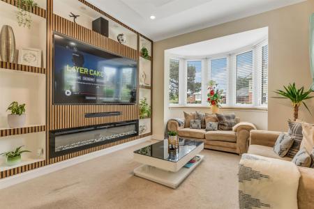 5 bedroom Detached house for sale in Park Hill Drive, Aylestone, Leicester