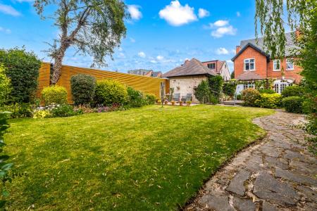 4 bedroom Semi-detached house for sale in Uppingham Road, Leicester