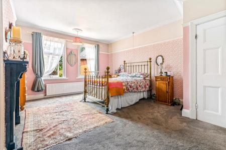 4 bedroom Semi-detached house for sale in Uppingham Road, Leicester