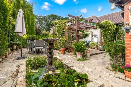 4 bedroom Semi-detached house for sale in Uppingham Road, Leicester