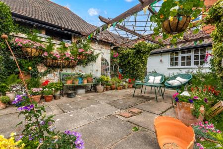 4 bedroom Semi-detached house for sale in Uppingham Road, Leicester