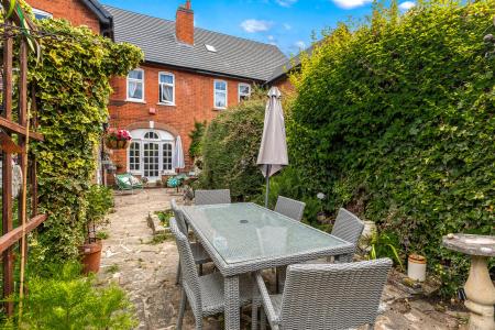 4 bedroom Semi-detached house for sale in Uppingham Road, Leicester