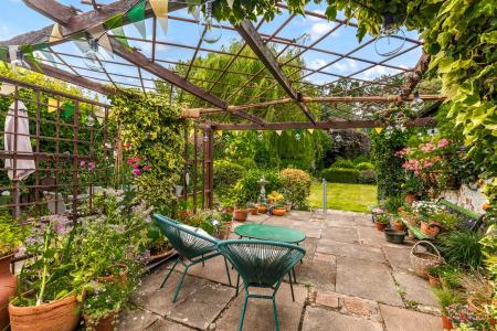 4 bedroom Semi-detached house for sale in Uppingham Road, Leicester