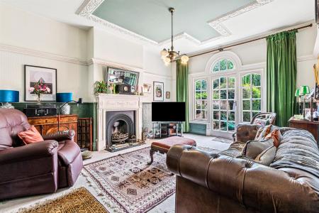 4 bedroom Semi-detached house for sale in Uppingham Road, Leicester