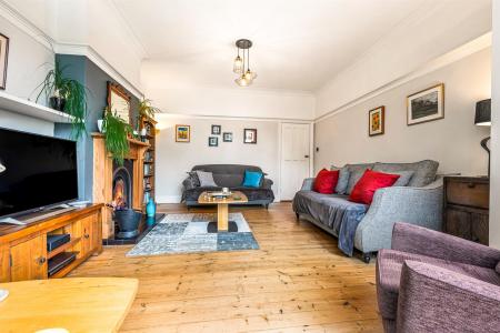 4 bedroom Semi-detached house for sale in Guilford Road, Leicester