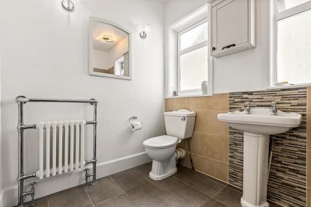 4 bedroom Semi-detached house for sale in Guilford Road, Leicester