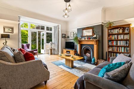 4 bedroom Semi-detached house for sale in Guilford Road, Leicester