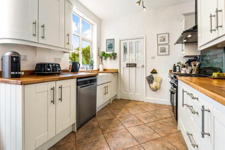 4 bedroom Semi-detached house for sale in Guilford Road, Leicester