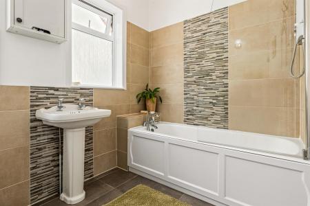 4 bedroom Semi-detached house for sale in Guilford Road, Leicester