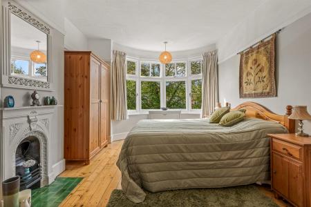 4 bedroom Semi-detached house for sale in Guilford Road, Leicester