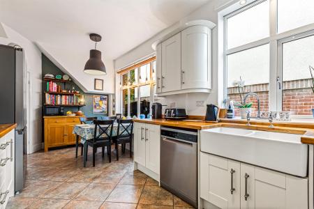4 bedroom Semi-detached house for sale in Guilford Road, Leicester