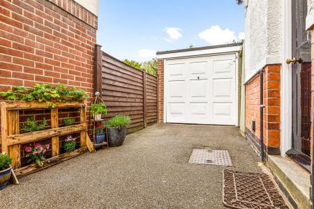 4 bedroom Semi-detached house for sale in Guilford Road, Leicester