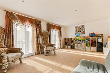 5 bedroom Semi-detached house for sale in Evington Valley Gardens, Leicester