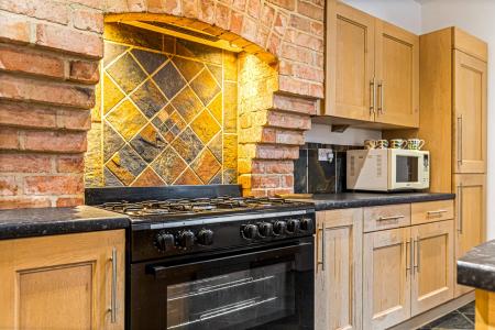 4 bedroom Terraced House for sale in Knighton Road, Leicester