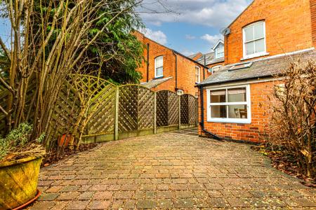 4 bedroom Terraced House for sale in Knighton Road, Leicester